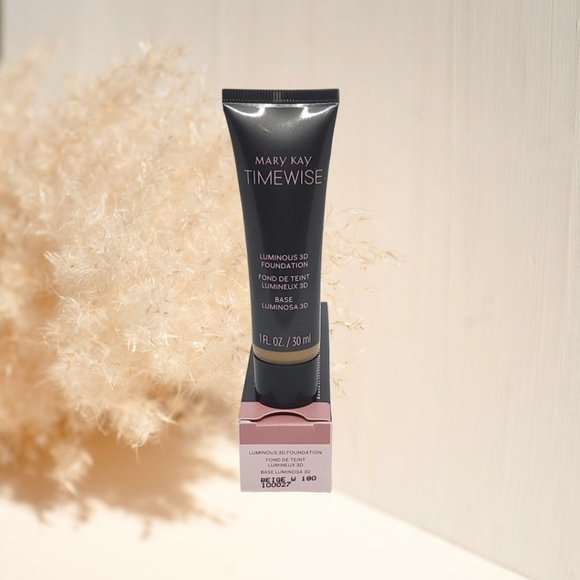 Beige W 180 (Warm) Luminous 3D Foundation Normal to Dry Skin - Picture 2 of 5